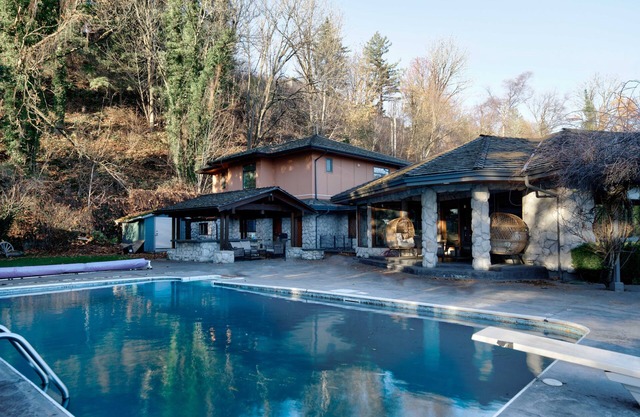 Large private home w/Pool, Hot Tub, Poker table, Pool Table, Karaoke Sleeps 19
