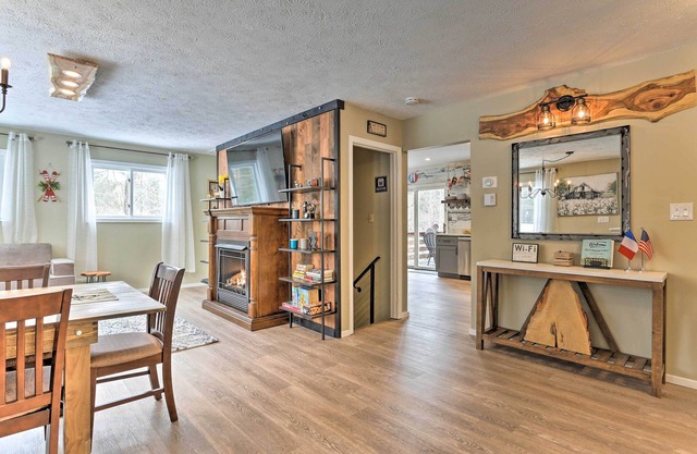 Large Private Rustic Retreat w/hot tub, fire pit, game room