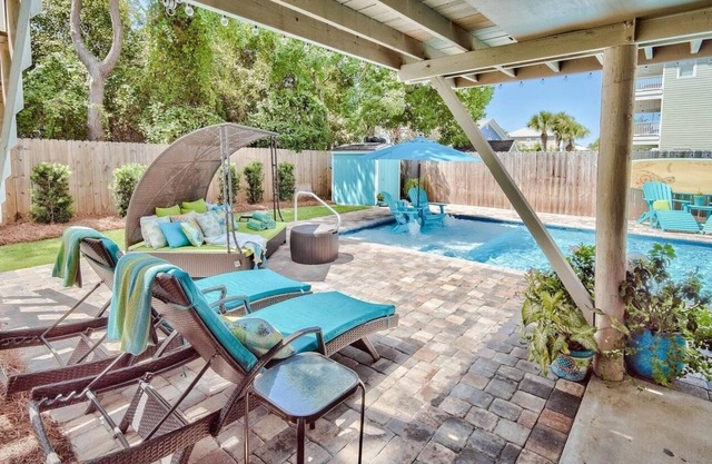 Large Private Heated Pool - Pet Friendly - Close to the Beach