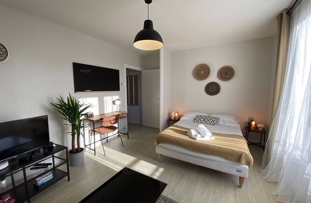 Large, quiet studio with balcony & free parking