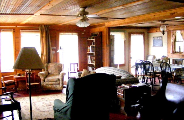 Large remolded hunting lodge with beautiful views of the Spring River Falls