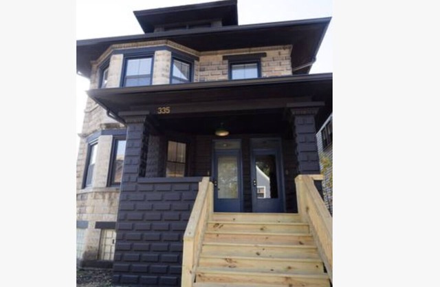 Large Renovated Delightful 2nd Floor Suite in Forest Park