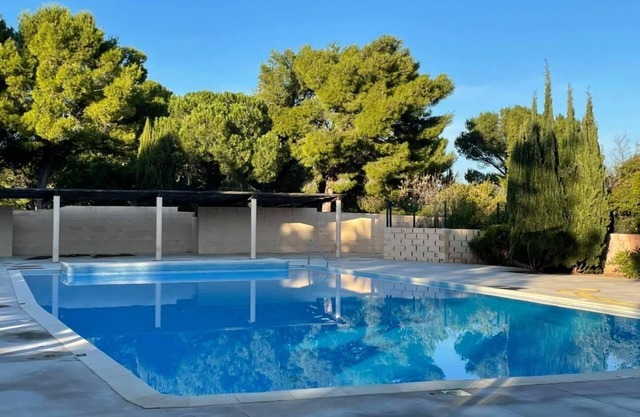 Large renovated duplex 6/8 persons Private estate with 2 swimming pools - 10 min beaches
