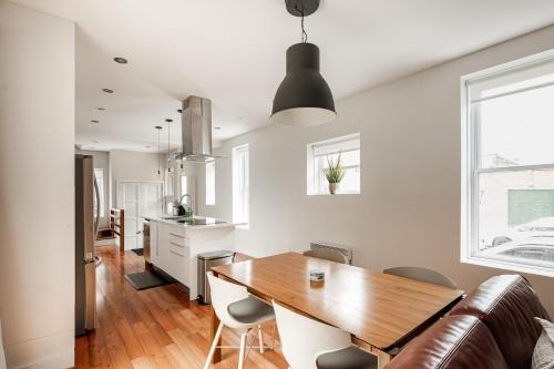 Large Renovated Home in Le Plateau