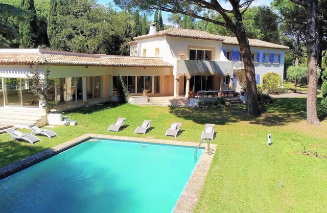 Large renovated property with sea view, indoor pool, beaches 50 meters away