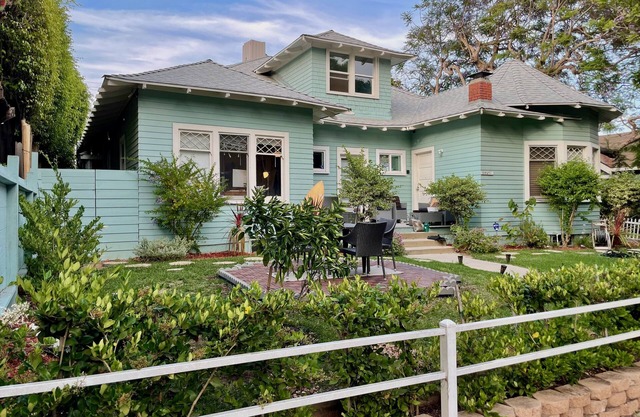 Large Room Available in a Beautiful Victorian Manor in Santa Monica