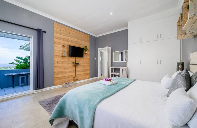 Large Sea-Facing Apartment wth breathtaking views, private balcony & kitchenette