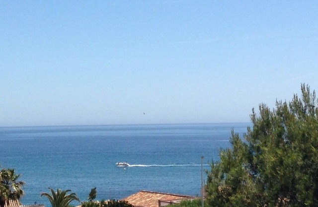 Large Sea View 3 Bed Apt, Shared Pool, Beach Opposite, Aircon, WiFi