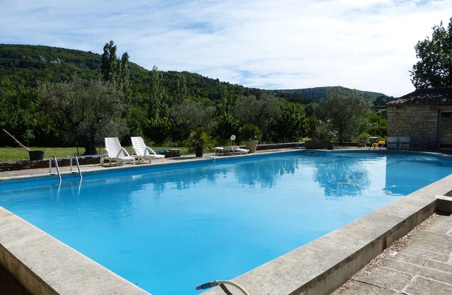 Large self-contained studio with swimming pool in a nest of greenery in the heart of the Luberon