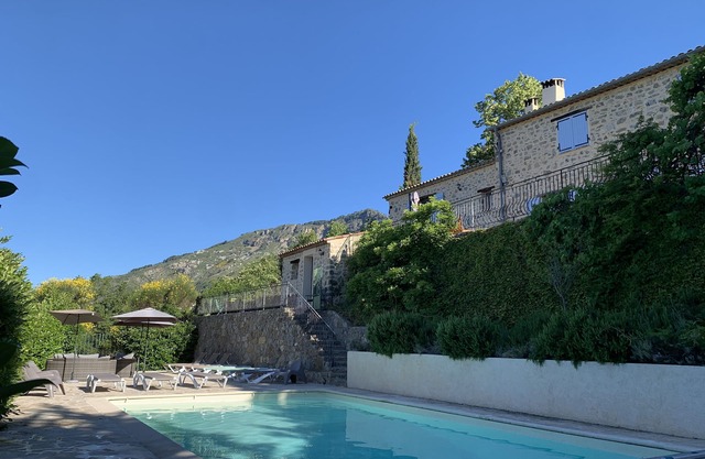 Large Sheepfold in the back country of Nice, heated swimming pool, wifi.