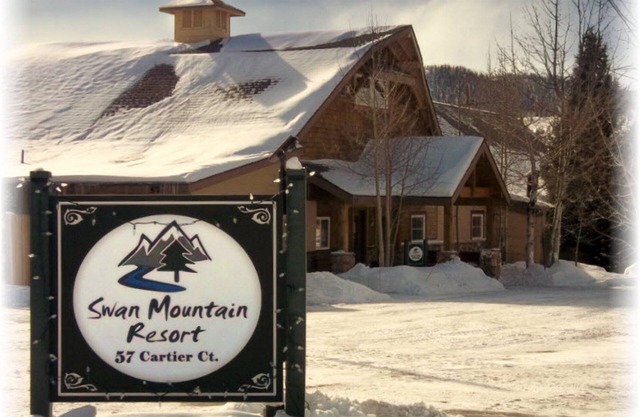 Large Ski Condo Sleeps 8. Free WiFi. Fireplace. Hot Tub. Pool. Minutes to Slopes