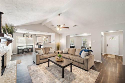 Large South Houston gem with covered patio seating