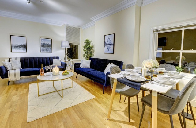 Large Spacious and Stylish 2 Bed apt with Parking