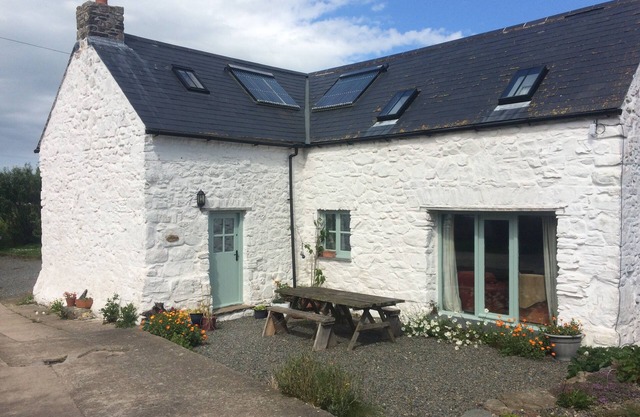Large spacious Cottage in coastal location, sleeps up to 12 in 4 bedrooms