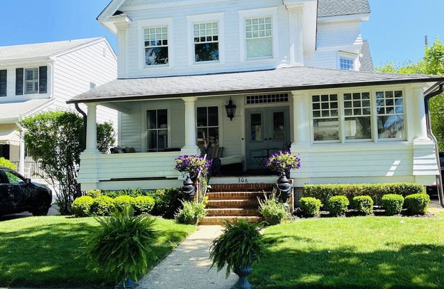 Large Spring Lake 6 BR Home!