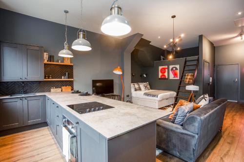 Large Studio Apartment, Free Parking, Close to Centre