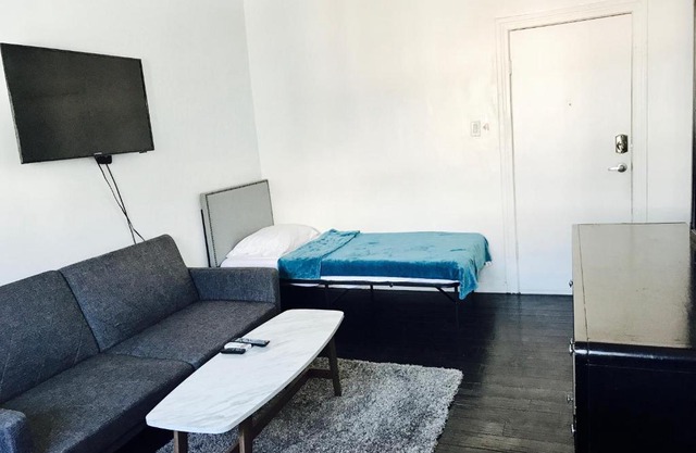 LARGE Studio Apt in Silverlake on Sunset Blvd!