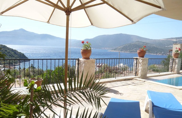 Large Stylish Villa close to the Sea Sleeps 10, Panoramic Sea Views and Pool