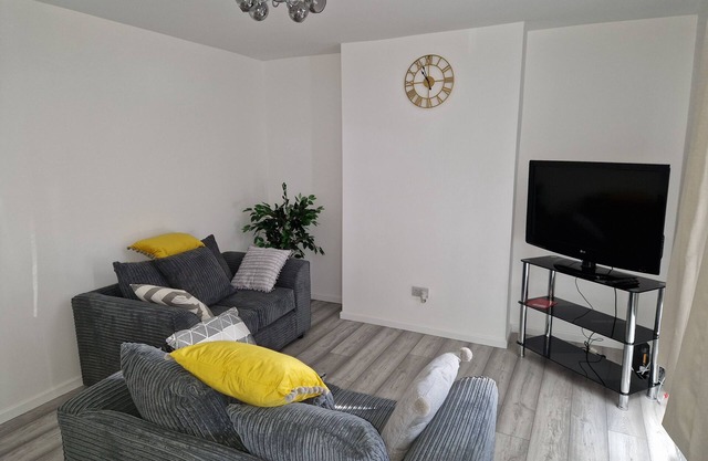 Large Swindon House | Big Garden for Photoshoot