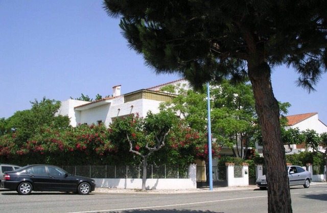 Large T2 Terrace in house 500m beach