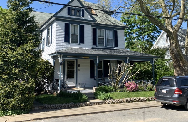 Large third floor studio in-town VH, ferry