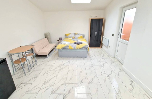 Large Triple Studio Flat - Croydon