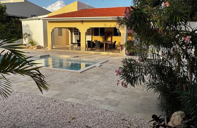 Large Tropical 9 persons renovated villa with private pool in Jan Thiel