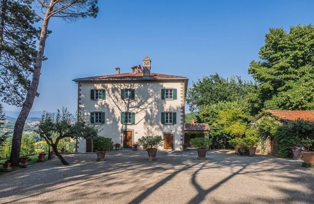 Large Tuscan villa with private pool, AC, views