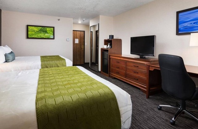 Large Unit with FREE Breakfast! Pets Are Welcome! Pools, Game Room, Parking!