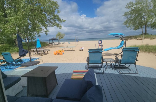 Large Sandy Beach, Beautiful Beach House on Lake Huron walking dist 2 town&shops