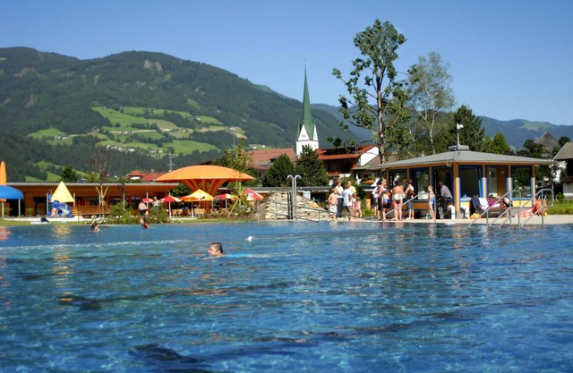 Large vacation apartment with 4 bedrooms and balcony for 8 people!