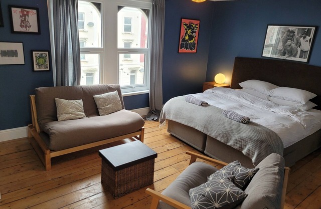 Large very central 4-storey crash pad great for BIG groups - Timeout 2024