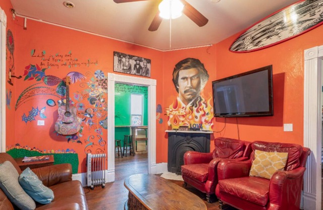 Large Victorian Artist House For Groups in Downtown