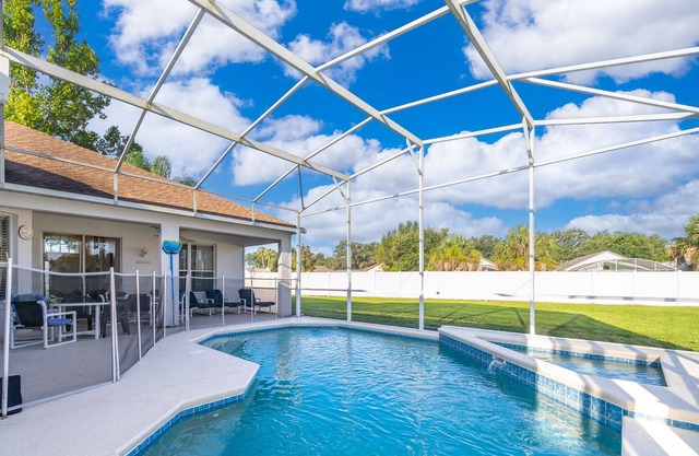 Large Villa in Gated Community, Private Pool & Spa not overlooked, Clubhouse with Gym