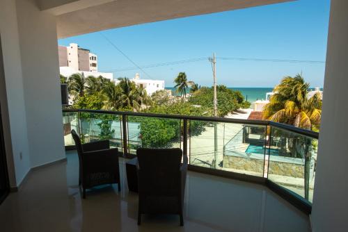 Large Villa private pool, 1 block from the beach