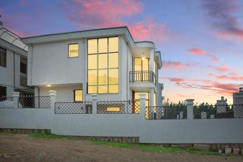 Large Villa with Driver Included