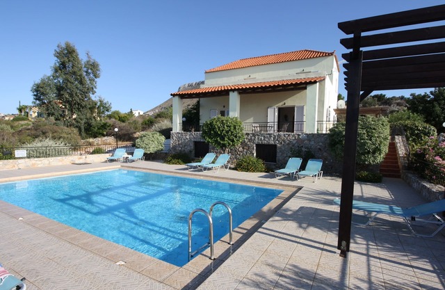 LARGE VILLA with pool and separate COTTAGE. Amazing views. Sleeps up to 12