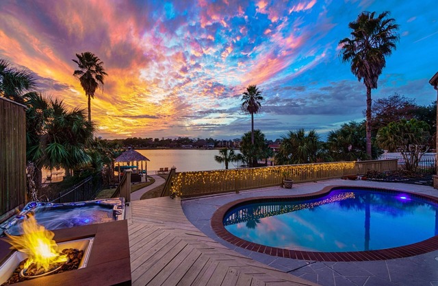 Large Waterfront in Clear Lake TX within 5 miles of NASA and Kemah Boardwalk