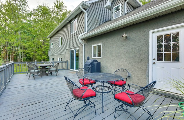 Large Yard w/Pond: Family Retreat in New Albany!