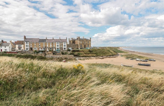 LARKSBAY VIEW, pet friendly, with a garden in Marske-By-The-Sea