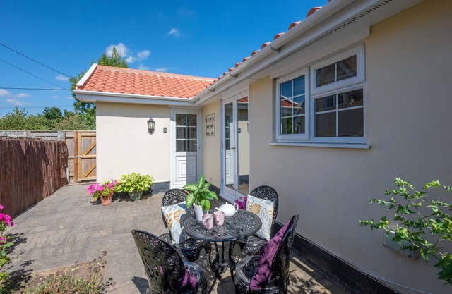 Larksfield Snug - One Bedroom House, Sleeps 2