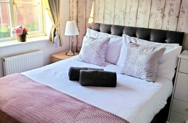 Larkspur House in West midlands- Free Parking & Cinema
