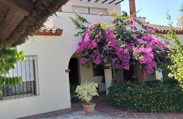 Las Camelias Chalet House