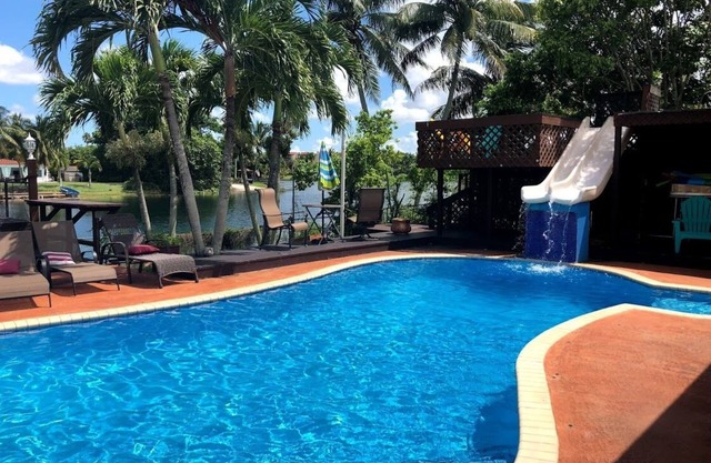 Las Palmas Miami - Gorgeous Waterfront Home, Heated Pool, Tiki, Billiards