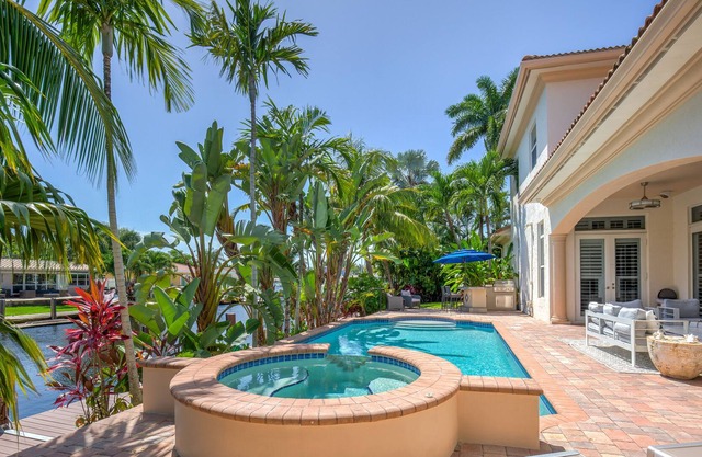 Last Min Discounts! Waterfront Mansion, Nightlife and Beach Mins away!