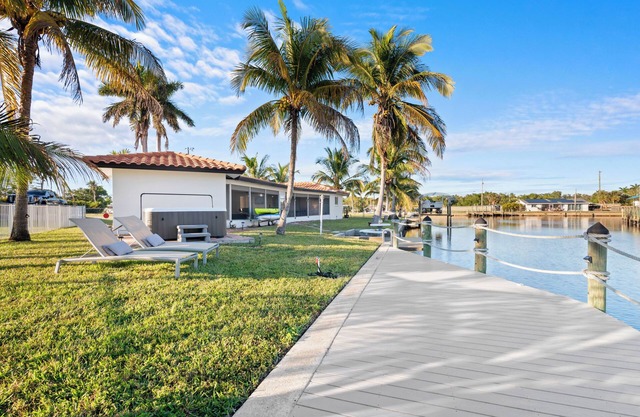 Last Minute Deal:Waterfront, Hot Tub, Kayaks, Fishing Gears & Pets-Friendly Stay