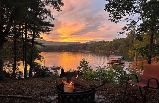 Last minute deals & Mtn. Views from Deck & Private Dock, Cozy firepit, & Cove
