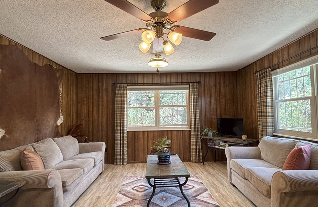 Last Minute Discount! Peaceful Home in NE Heights Views, Trails in the Foothills