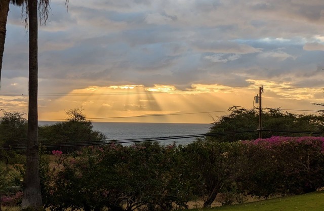 Last minute discounts! Stunning ocean sunsets @ Wailea Beaches, foodie kitchen!