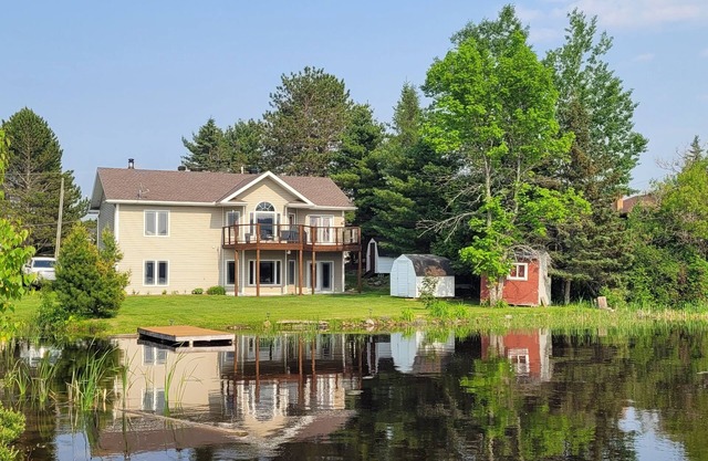 Latchford Bay Lake Waterfront Retreat